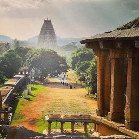 Om Shanti Om Home Stay & Cafe Хампи Экстерьер фото