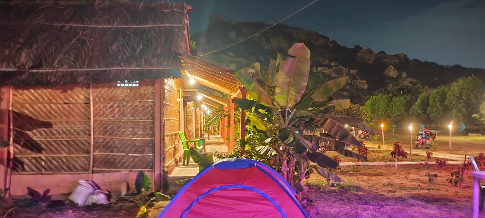 Om Shanti Om Home Stay & Cafe Хампи Экстерьер фото