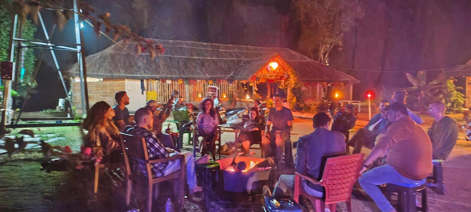 Om Shanti Om Home Stay & Cafe Хампи Экстерьер фото